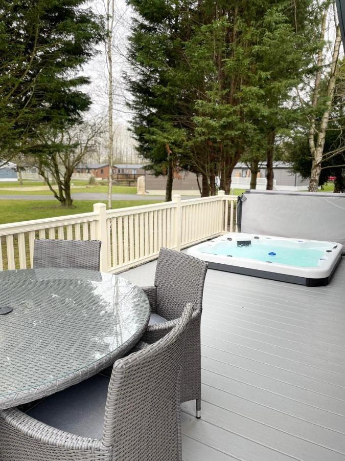 Lotus Lodge With Hot Tub Йорк Экстерьер фото