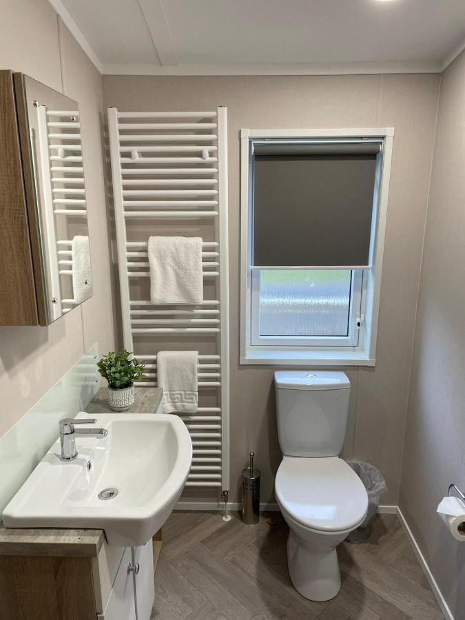 Lotus Lodge With Hot Tub Йорк Экстерьер фото