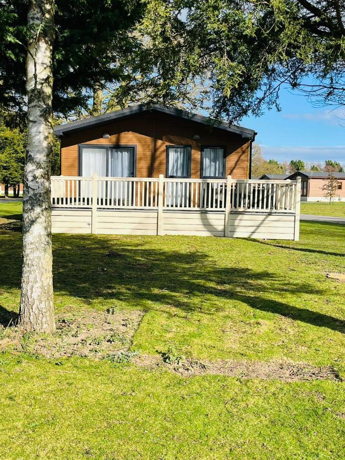 Lotus Lodge With Hot Tub Йорк Экстерьер фото